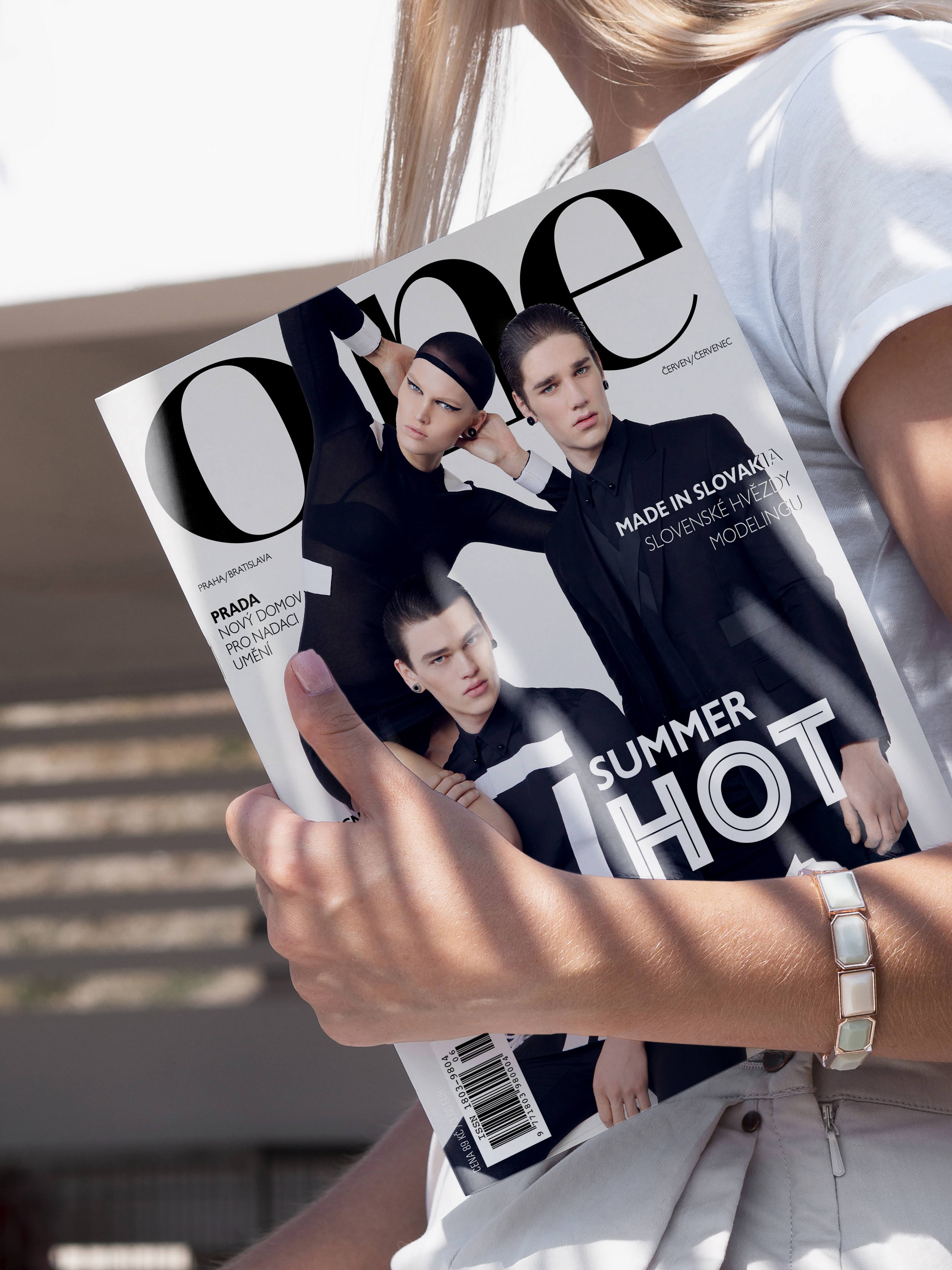 Magazín ONE v rukách modelky